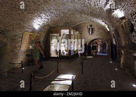 Tourists visiting the Château de Bouillon Castle, Luxembourg Province, Belgian Ardennes, Belgium | Château de Bouillon, Luxembourg, Ardennes, Belgique 22/08/2018 Stock Photo