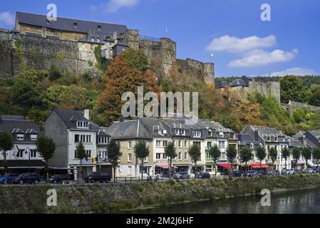 Cafés und Restaurants entlang des Flusses Semois und der mittelalterlichen Burg Château de Bouillon in der Stadt Bouillon, Luxemburg, belgische Ardennen, Belgien | Cafés und Restaurants sous le Château de Bouillon, Luxemburg, Ardennen, Belgique 27/08/2018 Stockfoto