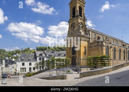 Neoklassizistische Kirche St. Peter und Paul / Elglise Saints-Pierre-et-Paul in der Stadt Bouillon, Provinz Luxemburg, belgische Ardennen, Belgien | Elglise Saints-Pierre-et-Paul à Bouillon en été, Luxemburg, Ardennen, Belgique 28/08/2018 Stockfoto