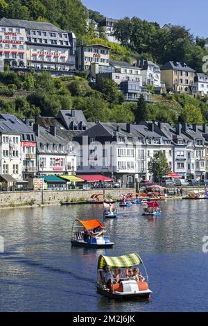 Paddelboote mit Touristen auf dem Fluss Semois in der Stadt Bouillon im Sommer, Provinz Luxemburg, belgische Ardennen, Belgien | Pédalos sur le Semois à Bouillon en été, Luxemburg, Ardennen, Belgique 27/08/2018 Stockfoto