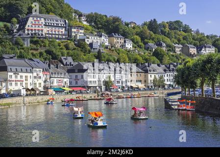 Paddelboote mit Touristen auf dem Fluss Semois in der Stadt Bouillon im Sommer, Provinz Luxemburg, belgische Ardennen, Belgien | Pédalos sur le Semois à Bouillon en été, Luxemburg, Ardennen, Belgique 28/08/2018 Stockfoto