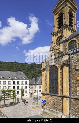 Neoklassizistische Kirche St. Peter und Paul / Elglise Saints-Pierre-et-Paul in der Stadt Bouillon, Provinz Luxemburg, belgische Ardennen, Belgien | Elglise Saints-Pierre-et-Paul à Bouillon en été, Luxemburg, Ardennen, Belgique 28/08/2018 Stockfoto