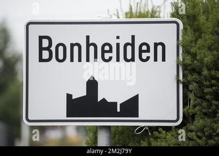 Abbildung zeigt den Namen der Gemeinde Bonheiden auf einem Verkehrsschild, Dienstag, 28. August 2018. BELGA FOTO JASPER JACOBS Stockfoto