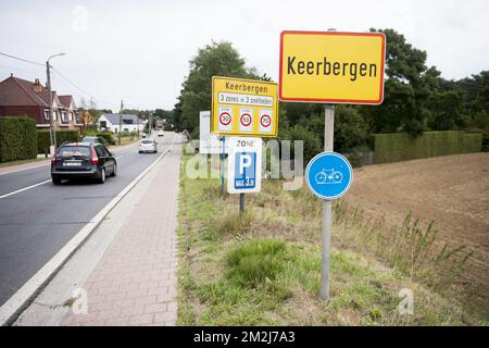 Abbildung zeigt den Namen der Gemeinde Keerbergen auf einem Straßenschild, Dienstag, 28. August 2018. BELGA FOTO JASPER JACOBS Stockfoto