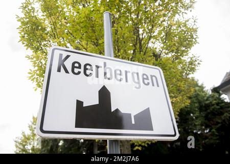 Abbildung zeigt den Namen der Gemeinde Keerbergen auf einem Straßenschild, Dienstag, 28. August 2018. BELGA FOTO JASPER JACOBS Stockfoto