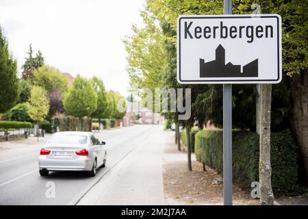 Abbildung zeigt den Namen der Gemeinde Keerbergen auf einem Straßenschild, Dienstag, 28. August 2018. BELGA FOTO JASPER JACOBS Stockfoto