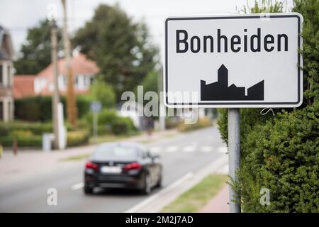 Abbildung zeigt den Namen der Gemeinde Bonheiden auf einem Verkehrsschild, Dienstag, 28. August 2018. BELGA FOTO JASPER JACOBS Stockfoto