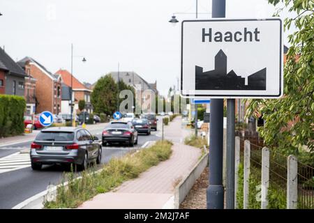 Abbildung zeigt den Namen der Gemeinde Haacht auf einem Verkehrsschild, Dienstag, 28. August 2018. BELGA FOTO JASPER JACOBS Stockfoto