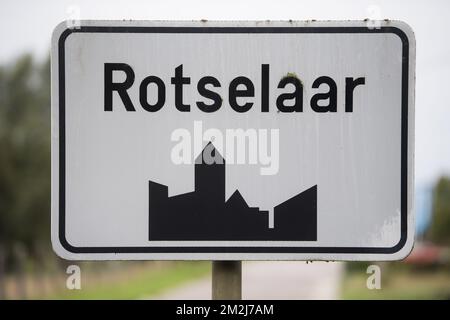 Abbildung zeigt den Namen der Gemeinde Rotselaar auf einem Straßenschild, Dienstag, 28. August 2018. BELGA FOTO JASPER JACOBS Stockfoto