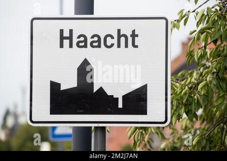 Abbildung zeigt den Namen der Gemeinde Haacht auf einem Verkehrsschild, Dienstag, 28. August 2018. BELGA FOTO JASPER JACOBS Stockfoto