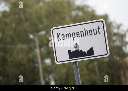 Abbildung zeigt den Namen der Gemeinde Kampenhout auf einem Straßenschild, Dienstag, 28. August 2018. BELGA FOTO JASPER JACOBS Stockfoto