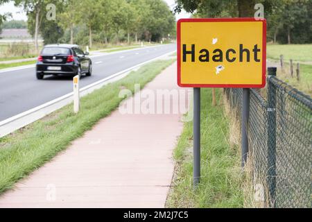 Abbildung zeigt den Namen der Gemeinde Haacht auf einem Verkehrsschild, Dienstag, 28. August 2018. BELGA FOTO JASPER JACOBS Stockfoto