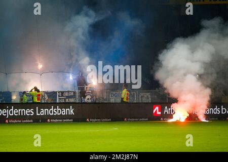 Genks Fans wurden zu Beginn eines Fußballspiels zwischen dem dänischen Verein Brondby IF und der belgischen Mannschaft KRC Genk am Donnerstag, den 30. August 2018 in Kopenhagen, Dänemark, dem Rückspiel des Spiels für die UEFA Europa League gezeigt. Die erste Etappe endete mit einem Genk-Sieg von 5-2. BELGA FOTO BRUNO FAHY Stockfoto