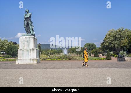 Marechal Ney Denkmal / Statue von Marshall Ney und ältere Touristen auf der Esplanade in der Stadt Metz, Moselle, Lorraine, Frankreich | Monument au Maréchal Ney à l'Esplanade de Metz, Moselle, Lorraine, Frankreich 29/08/2018 Stockfoto