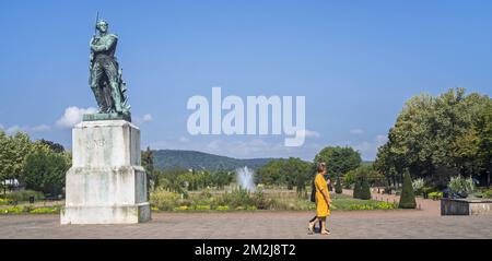 Marechal Ney Denkmal / Statue von Marshall Ney und ältere Touristen auf der Esplanade in der Stadt Metz, Moselle, Lorraine, Frankreich | Monument au Maréchal Ney à l'Esplanade de Metz, Moselle, Lorraine, Frankreich 29/08/2018 Stockfoto