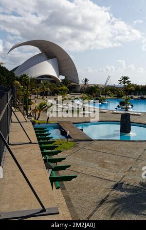 Parque Marítimo César Manrique am Ufer von Santa Cruz de Teneriffa mit Aduitorio de Teneriffa im Hintergrund (links) Stockfoto