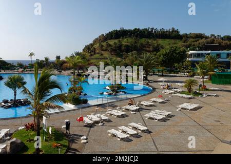 Parque Marítimo César Manrique am Wasserfrotn von Santa Cruz de Teneriffa mit Palemtum im Hintergrund Stockfoto