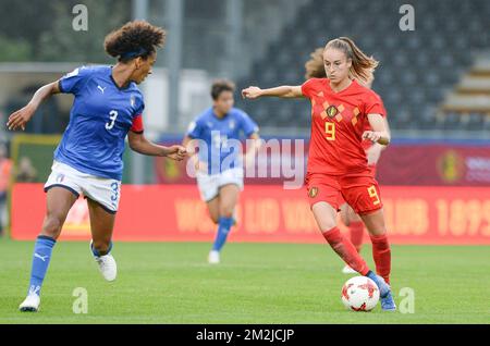 Italiens Sara Gama und Belgiens Tessa Wullaert haben sich in Aktion während eines Fußballspiels zwischen der belgischen Nationalmannschaft The Red Flames und Italien am Dienstag, den 04. September 2018, in Leuven gezeigt, dem achten und letzten Qualifikationsspiel für die Frauen-Weltmeisterschaft 2019. BELGA FOTO DAVID CATRY Stockfoto