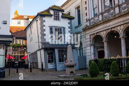 Das Crooked House of Windsor (auch bekannt als Market Cross House) in Windsor, England, ist ein ungewöhnlich großes Gebäude aus dem Jahr 1687 und gilt als das älteste Teehaus in ganz England. Stockfoto