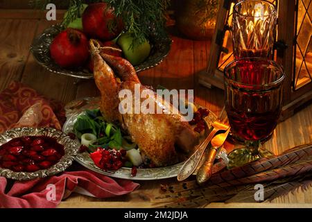 Gebratener Fasan mit Rotwein auf dem festlichen Tisch Stockfoto