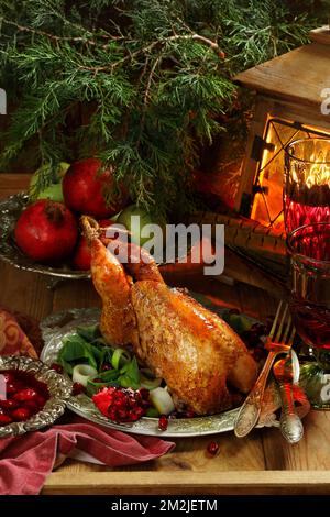 Gebratener Fasan mit Rotwein auf dem festlichen Tisch Stockfoto