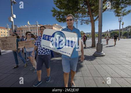 Des marches citoyennes pour le cliat ont lieu dans les Grandes Villes francaises ce samedi. Une centaine de personnes se sont réunies à Nice Place Masséna, et ont marché vers la Promenade des Anglais en Faveur du cliat | Bürgermärsche für das Klima finden diesen Samstag in großen französischen Städten statt. Etwa hundert Menschen versammelten sich auf dem Place Masséna in Nizza und gingen für das Klima in Richtung der Promenade des Anglais. 08/09/2018 Stockfoto