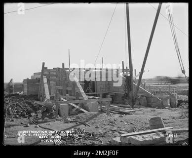 Distributionsabteilung, Southern High Service Forbes Hill Reservoir, Gatehouse, Quincy, Massachusetts, November 6, 1900 , Wasserwerke, Reservoirs, Wasserverteilungsstrukturen, Pförtnerhallen, Baustellen Stockfoto