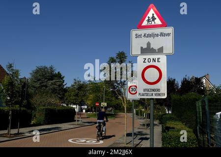 Abbildung zeigt den Namen der Gemeinde Sint-Katelijne-Waver auf einem Straßenschild, Freitag, 14. September 2018. BELGA FOTO DIRK WAEM Stockfoto