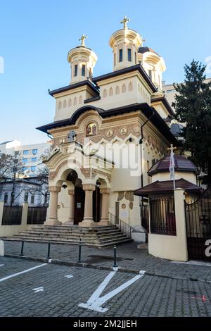 Bukarest, Rumänien, 2. Januar 2021: Orthodoxe Botanu-Kirche (Biserica Ortodoxa Boteanu) in der Altstadt an einem sonnigen Wintertag Stockfoto