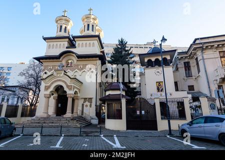 Bukarest, Rumänien, 2. Januar 2021: Orthodoxe Botanu-Kirche (Biserica Ortodoxa Boteanu) in der Altstadt an einem sonnigen Wintertag Stockfoto