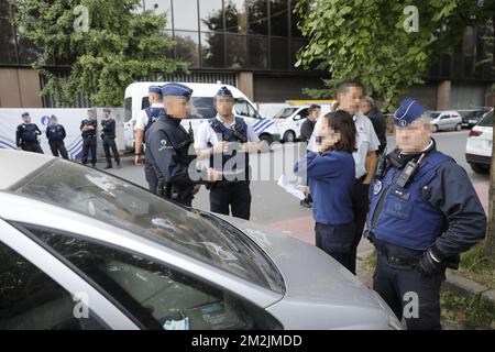 Ein Polizist wurde am Montag, den 17. September 2018, im Maximiliaan Park in Brüssel erstochen. Der Park stand im Mittelpunkt der Aufmerksamkeit für die Anwesenheit vieler so genannter „Transitmigranten“. Der Park befindet sich in der Nähe der Büros des Dienst Vreemdelingenzaken - l¿Office des etrangers' BELGA PHOTO THIERRY ROGE Stockfoto