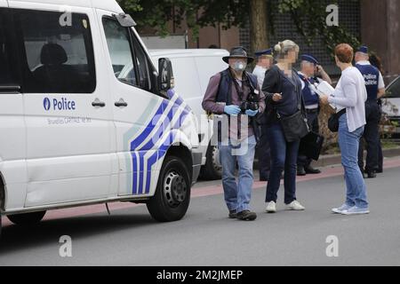 Ein Polizist wurde im Maximiliaan Park - Parc Maximilien, in Brüssel, erstochen. Der Park stand im Mittelpunkt der Aufmerksamkeit für die Anwesenheit vieler so genannter „Transitmigranten“. Der Park befindet sich in der Nähe der Büros des Dienst Vreemdelingenzaken - l¿Office des etrangers' BELGA PHOTO THIERRY ROGE Stockfoto