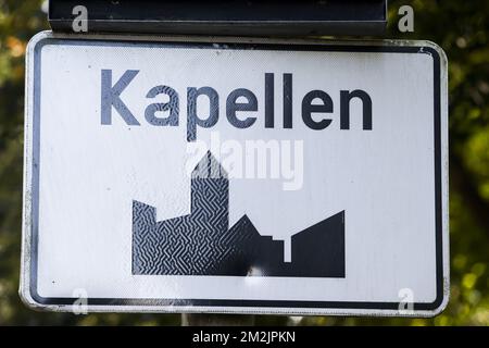 Abbildung zeigt den Namen der Gemeinde Kapellen auf einem Verkehrsschild, Donnerstag 20. September 2018. BELGA FOTO KRISTOF VAN ACCOM Stockfoto