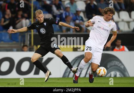 Malmo FF's midfielder Oscar Lewicki and Genk's Sander Berge fight for the ball during the match between Belgian soccer team KRC Genk and Swedish club Malmo FF in Genk, Thursday 20 September 2018, on day one of the UEFA Europa League group stage. BELGA PHOTO VIRGINIE LEFOUR Stockfoto
