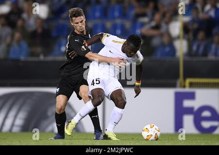 Malmo FF's Forward Markus Rosenberg und Genks Joseph Aidoo kämpfen um den Ball während des Spiels zwischen der belgischen Fußballmannschaft KRC Genk und dem schwedischen Verein Malmo FF in Genk, Donnerstag, den 20. September 2018, am ersten Tag der Gruppenbühne der UEFA Europa League. BELGA FOTO YORICK JANSENS Stockfoto