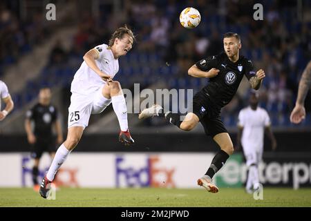 Genks Sander Berge und der Mittelfeldspieler Arnor Ingvi Traustason von Malmo FF kämpfen um den Ball während des Spiels zwischen der belgischen Fußballmannschaft KRC Genk und dem schwedischen Verein Malmo FF in Genk, Donnerstag, den 20. September 2018, am ersten Tag der Gruppenbühne der UEFA Europa League. BELGA FOTO YORICK JANSENS Stockfoto