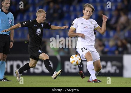 Der Mittelfeldspieler Oscar Lewicki von Malmo FF und Sander Berge von Genk kämpfen um den Ball während des Spiels zwischen der belgischen Fußballmannschaft KRC Genk und dem schwedischen Verein Malmo FF in Genk, Donnerstag, den 20. September 2018, am ersten Tag der Gruppenbühne der UEFA Europa League. BELGA FOTO YORICK JANSENS Stockfoto