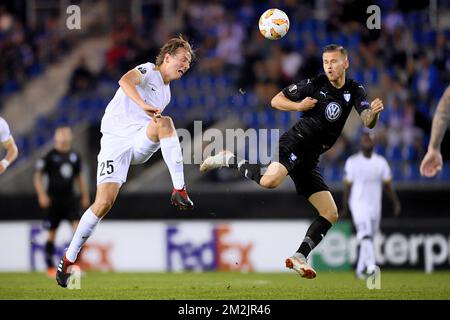 Genks Sander Berge und der Mittelfeldspieler Arnor Ingvi Traustason von Malmo FF kämpfen um den Ball während des Spiels zwischen der belgischen Fußballmannschaft KRC Genk und dem schwedischen Verein Malmo FF in Genk, Donnerstag, den 20. September 2018, am ersten Tag der Gruppenbühne der UEFA Europa League. BELGA FOTO YORICK JANSENS Stockfoto