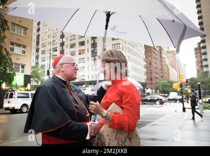 Kardinal Timothy Dolan begrüßt Königin Mathilde von Belgien vor einem Besuch der Cathedral All Girls High School während der 73.. Sitzung der Generalversammlung der Vereinten Nationen (UNGA 73) in New York City, Vereinigte Staaten von Amerika, Dienstag, den 25. September 2018. BELGA FOTO BENOIT DOPPPAGNE Stockfoto