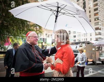 Kardinal Timothy Dolan begrüßt Königin Mathilde von Belgien vor einem Besuch der Cathedral All Girls High School während der 73.. Sitzung der Generalversammlung der Vereinten Nationen (UNGA 73) in New York City, Vereinigte Staaten von Amerika, Dienstag, den 25. September 2018. BELGA FOTO BENOIT DOPPPAGNE Stockfoto