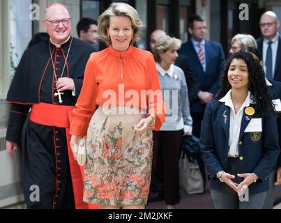 Kardinal Timothy Dolan begrüßt Königin Mathilde von Belgien vor einem Besuch der Cathedral All Girls High School während der 73.. Sitzung der Generalversammlung der Vereinten Nationen (UNGA 73) in New York City, Vereinigte Staaten von Amerika, Dienstag, den 25. September 2018. BELGA FOTO BENOIT DOPPPAGNE Stockfoto