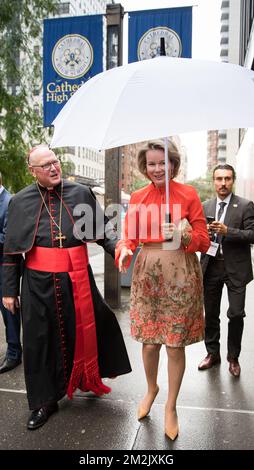 Kardinal Timothy Dolan begrüßt Königin Mathilde von Belgien vor einem Besuch der Cathedral All Girls High School während der 73.. Sitzung der Generalversammlung der Vereinten Nationen (UNGA 73) in New York City, Vereinigte Staaten von Amerika, Dienstag, den 25. September 2018. BELGA FOTO BENOIT DOPPPAGNE Stockfoto