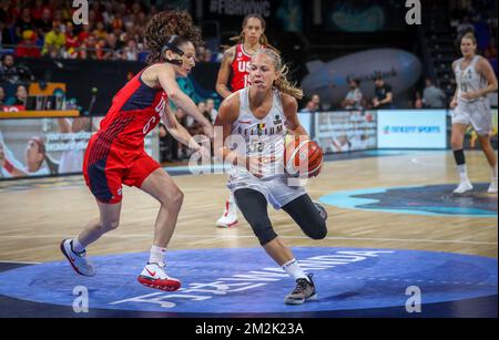 US-Sue Bird und belgische Katzen Julie Allemand kämpfen um den Ball während eines Basketballspiels zwischen der belgischen Nationalmannschaft „The Belgian Cats“ und den Vereinigten Staaten im Halbfinale der FIBA-Frauen-Basketball-Weltmeisterschaft am Samstag, den 29. September 2018 in Teneriffa, Spanien. BELGA PHOTO VIRGINIE LEFOUR Stockfoto