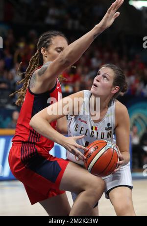 BRITTNEY Griner (USA) und Jana Raman (belgische Katzen) kämpfen bei einem Basketballspiel zwischen der belgischen Nationalmannschaft „The Belgian Cats“ und den Vereinigten Staaten um den Ball, im Halbfinale der FIBA Frauen-Basketball-Weltmeisterschaft, Samstag, den 29. September 2018 in Teneriffa (Spanien). BELGA PHOTO VIRGINIE LEFOUR Stockfoto