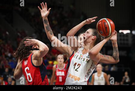 US' Sue Bird and Belgian Cats Jana Raman fight for the ball during a basketball game between Belgium's national team 'the Belgian Cats' and United States, in the semi finals of the FIBA women's Basketball World Cup, in Tenerife, Spain, Saturday 29 September 2018. BELGA PHOTO VIRGINIE LEFOUR Stockfoto