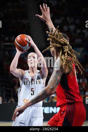 Belgische Cats Kim Mestdagh kämpft für den Ball während eines Basketballspiels zwischen der belgischen Nationalmannschaft „die belgischen Cats“ und den Vereinigten Staaten, im Halbfinale der FIBA Frauen-Basketball-Weltmeisterschaft am Samstag, den 29. September 2018 in Teneriffa, Spanien. BELGA PHOTO VIRGINIE LEFOUR Stockfoto
