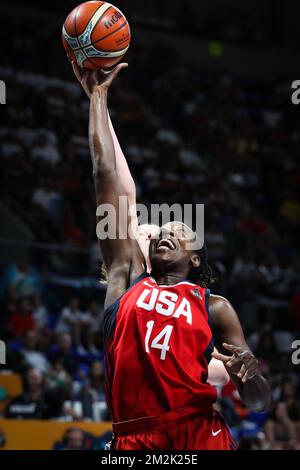 US-Tina Charles und die belgische Cats Emma Meesseman kämpfen um den Ball während eines Basketballspiels zwischen der belgischen Nationalmannschaft „The Belgian Cats“ und den Vereinigten Staaten, im Halbfinale der FIBA-Frauenbasketball-Weltmeisterschaft, in Teneriffa, Spanien, Samstag, den 29. September 2018. BELGA PHOTO VIRGINIE LEFOUR Stockfoto