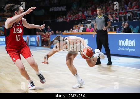 US' Breanna Stewart and Belgian Cats Antonia Delaere fight for the ball during a basketball game between Belgium's national team 'the Belgian Cats' and United States, in the semi finals of the FIBA women's Basketball World Cup, in Tenerife, Spain, Saturday 29 September 2018. BELGA PHOTO VIRGINIE LEFOUR Stockfoto