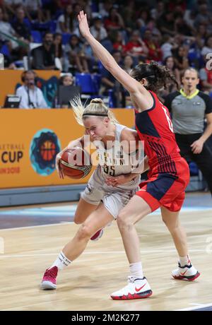 Belgische Katzen Julie Vanloo und US' Sue Bird kämpfen um den Ball während eines Basketballspiels zwischen der belgischen Nationalmannschaft „The Belgian Cats“ und den Vereinigten Staaten, im Halbfinale der FIBA Frauen Basketball World Cup, Samstag, den 29. September 2018 in Teneriffa, Spanien. BELGA PHOTO VIRGINIE LEFOUR Stockfoto