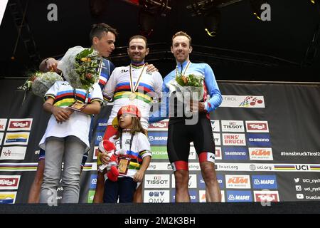 Silbermedaillengewinner French Romain Bardet von AG2R La Mondiale, Goldmedaillengewinner Spaniens Alejandro Valverde vom Movistar Team und Bronzemedaillengewinner Kanadier Michael Woods von EF Education First – Drapac Cannondale feiern auf dem Podium des Straßenrennen der Herren das UCI Road World Championships Cycling 2018 in Innsbruck, Tirol, Österreich, Sonntag, Den 30. September 2018. Die diesjährigen Welten finden vom 22. Bis 30. September statt. BELGA FOTO ERIC LALMAND Stockfoto